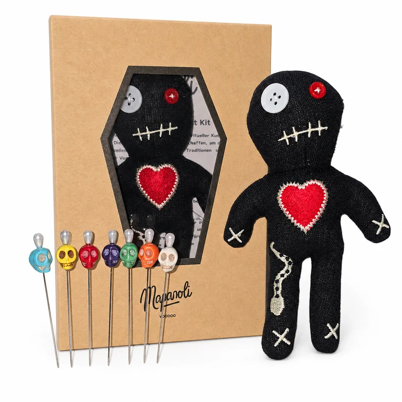 Schwarze Voodoo-Puppe mit Sargbox und bunten Totenkopf-Nadeln