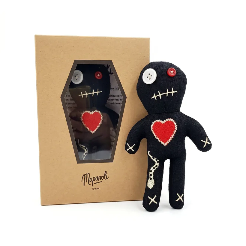 Schwarze Mapanoli Voodoo-Puppe neben der Sargbox