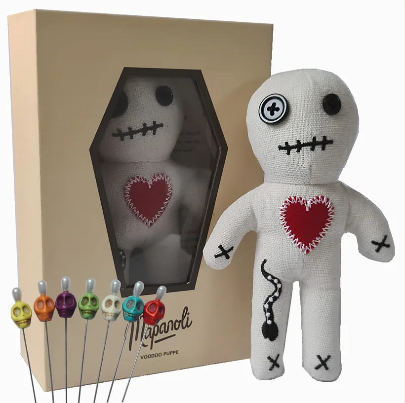 Weiße Voodoo-Puppe mit Sargbox und bunten Totenkopf-Nadeln